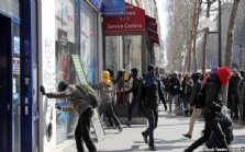 Paris’te Öğrencilerden Şiddetli Protesto